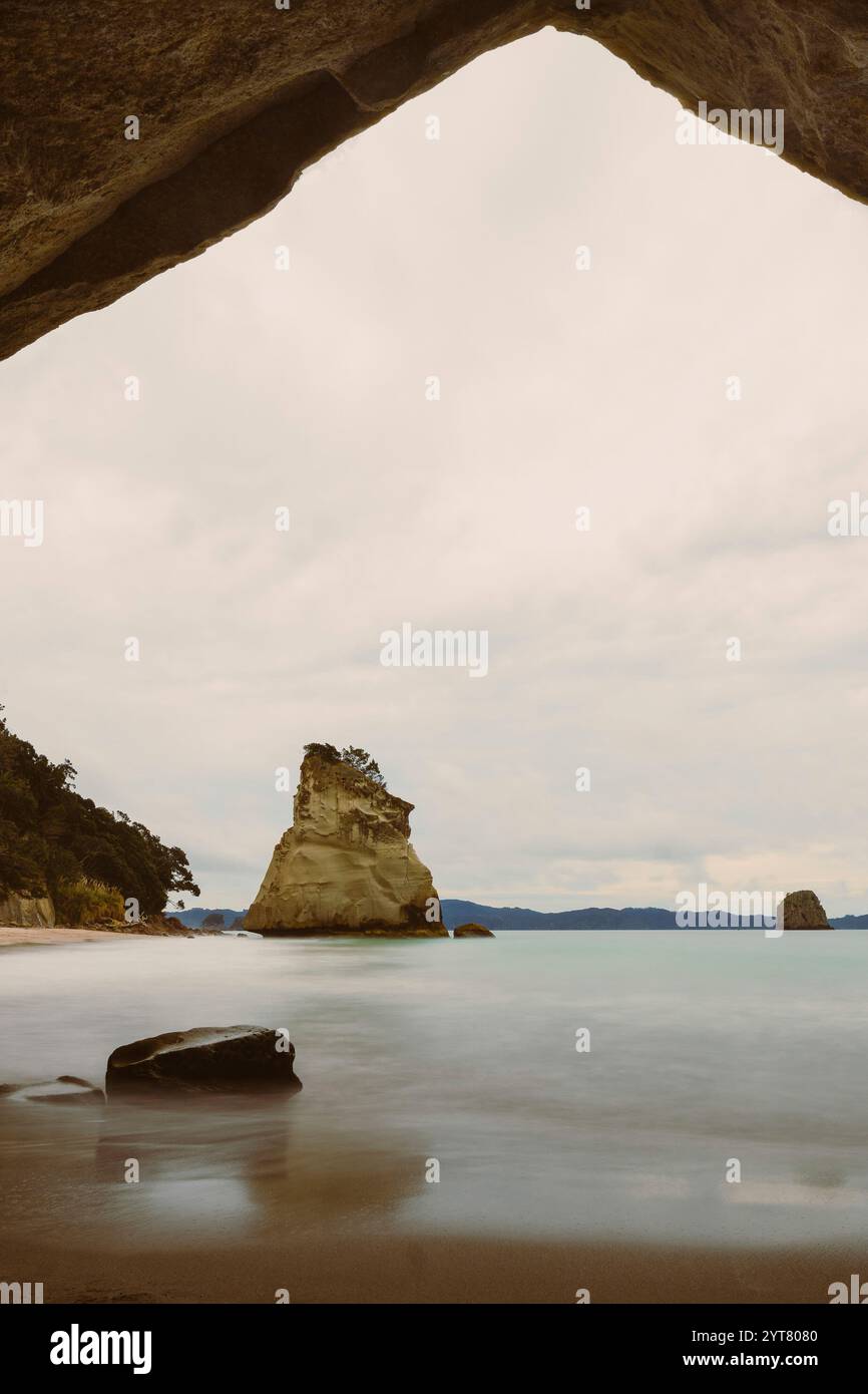 Vista attraverso Cathedral Cove fino a te HOHO Rock sulla penisola di Coromandel sull'Isola del Nord della nuova Zelanda. La vista naturale si trova sulla Cathedral Cove Beach. Foto Stock