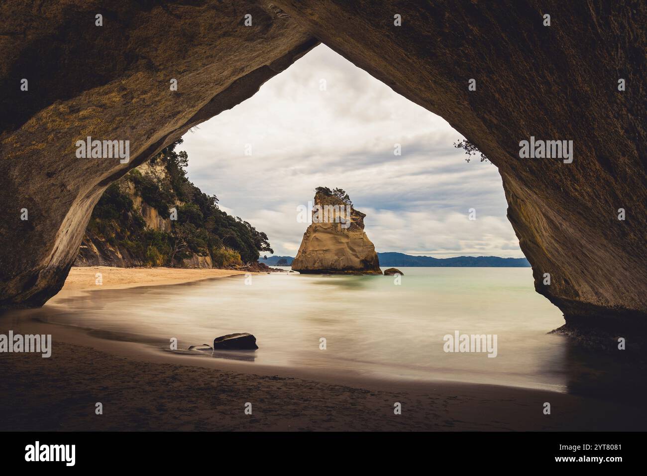 Vista attraverso Cathedral Cove fino a te HOHO Rock sulla penisola di Coromandel sull'Isola del Nord della nuova Zelanda. La vista naturale si trova sulla Cathedral Cove Beach. Foto Stock
