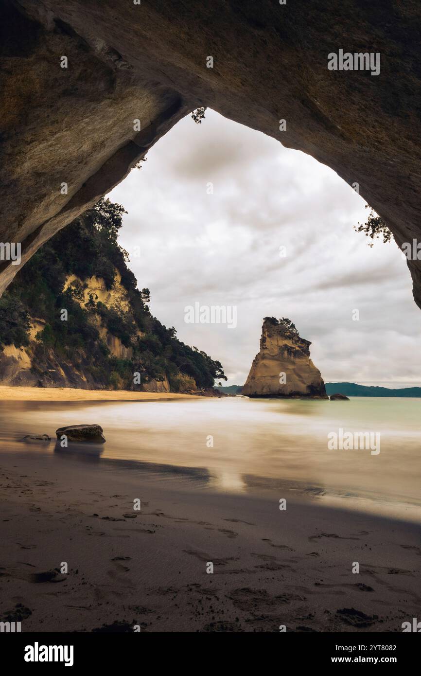 Vista attraverso Cathedral Cove fino a te HOHO Rock sulla penisola di Coromandel sull'Isola del Nord della nuova Zelanda. La vista naturale si trova sulla Cathedral Cove Beach. Foto Stock