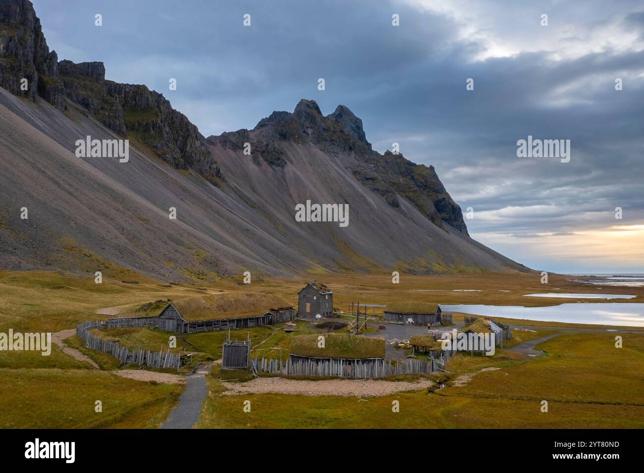 Vista aerea di un film abbandonato del villaggio vichingo, ambientato di fronte al monte Vestrahorn. Penisola di Stokksnes, Hofn, Austurland, Islanda, Europa. Foto Stock