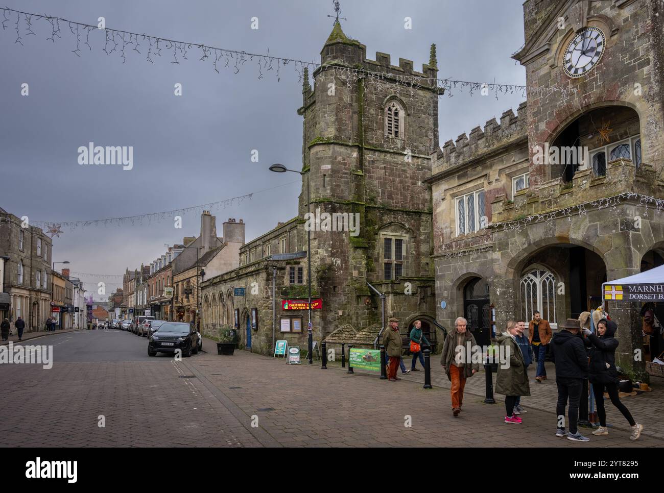 Shaftesbury, Dorset, Regno Unito: The High Street a Shaftesbury con la chiesa di San Pietro e il municipio. Foto Stock