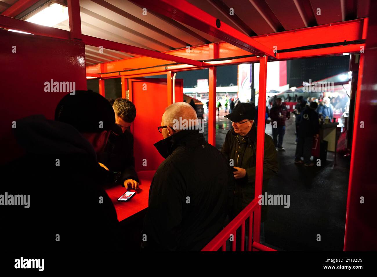 Tifosi ai tornelli in vista della partita della Challenge Cup al Kingsholm Stadium di Gloucester. Data foto: Venerdì 6 dicembre 2024. Foto Stock