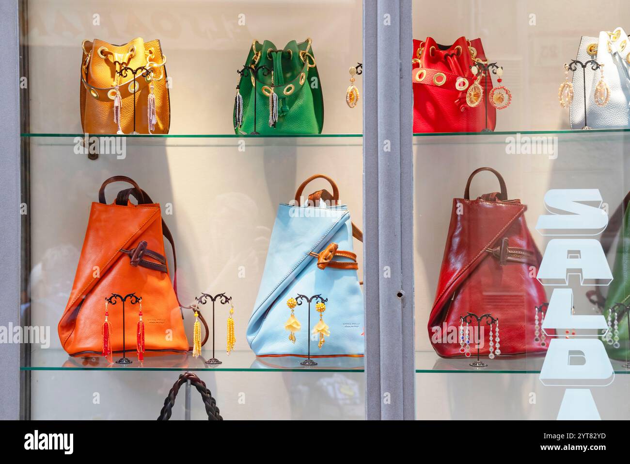 Borse alla moda in esposizione, Taormina, Sicilia, Italia Foto Stock