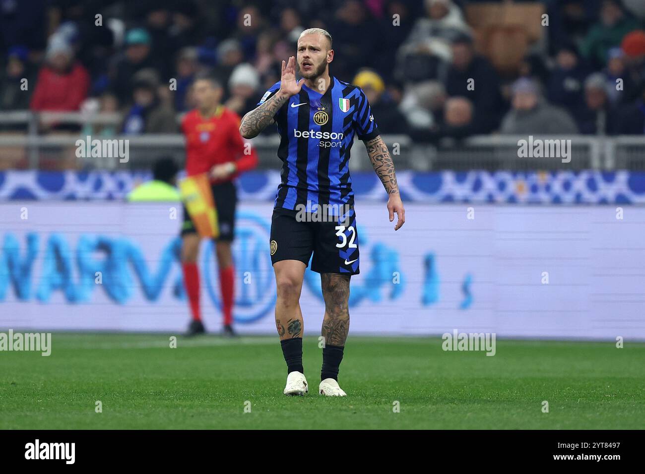 Milano, Italia. 6 dicembre 2024. Federico Dimarco del FC Internazionale gesti durante la partita di serie A tra FC Internazionale e Parma calcio allo Stadio Giuseppe Meazza il 6 dicembre 2024 a Milano. Crediti: Marco Canoniero/Alamy Live News Foto Stock