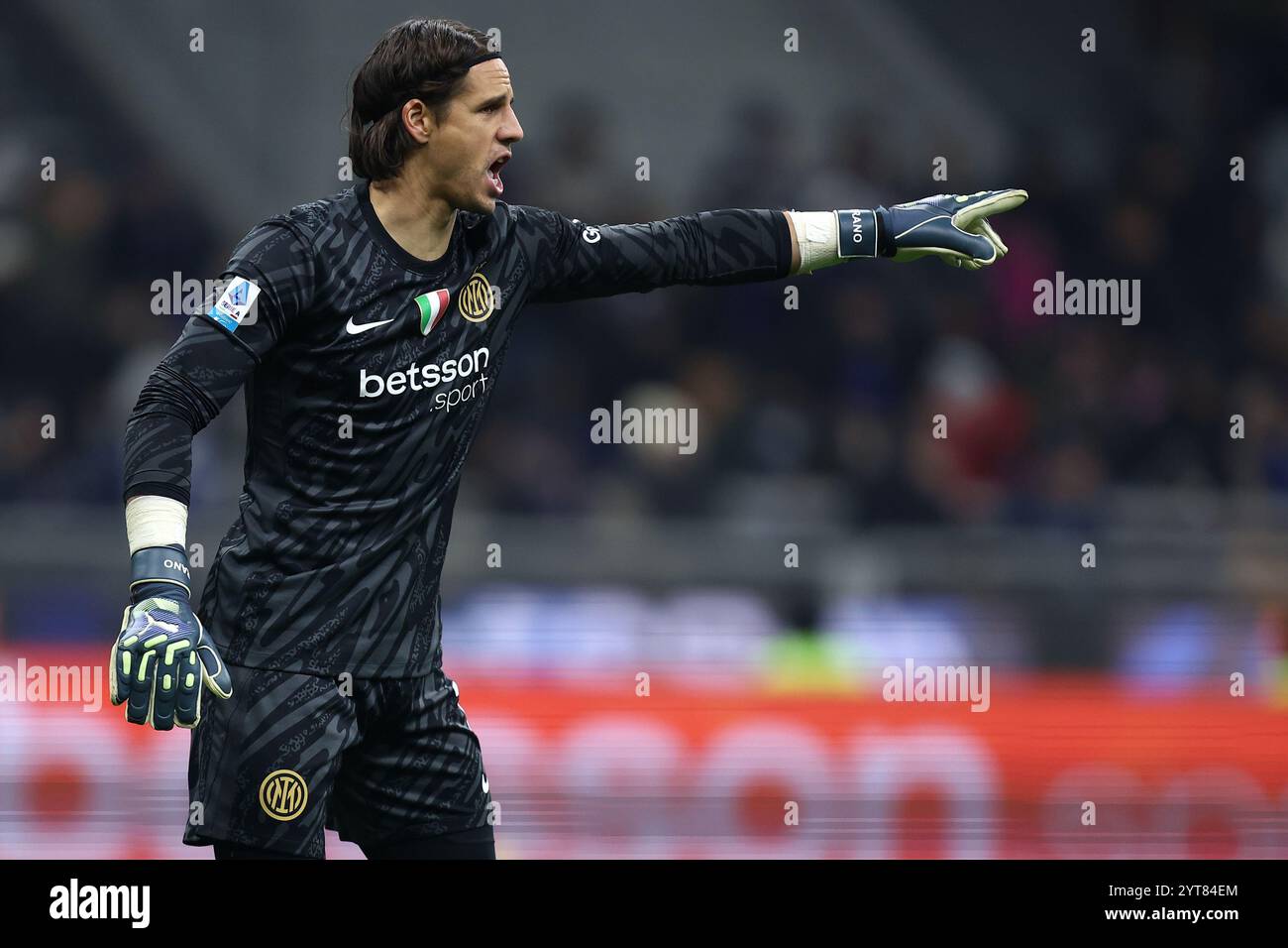 Milano, Italia. 6 dicembre 2024. Yann Sommer del FC Internazionale gesti durante la partita di serie A tra FC Internazionale e Parma calcio allo Stadio Giuseppe Meazza il 6 dicembre 2024 a Milano. Crediti: Marco Canoniero/Alamy Live News Foto Stock