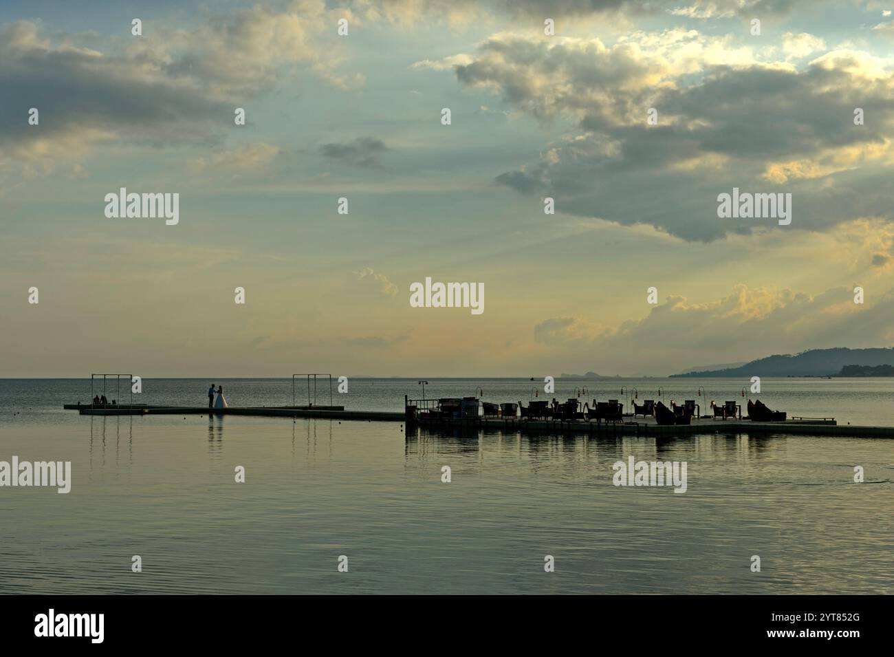 Molo nel Golfo della Thailandia con un tramonto tropicale, Koh Samui, Thailandia Foto Stock