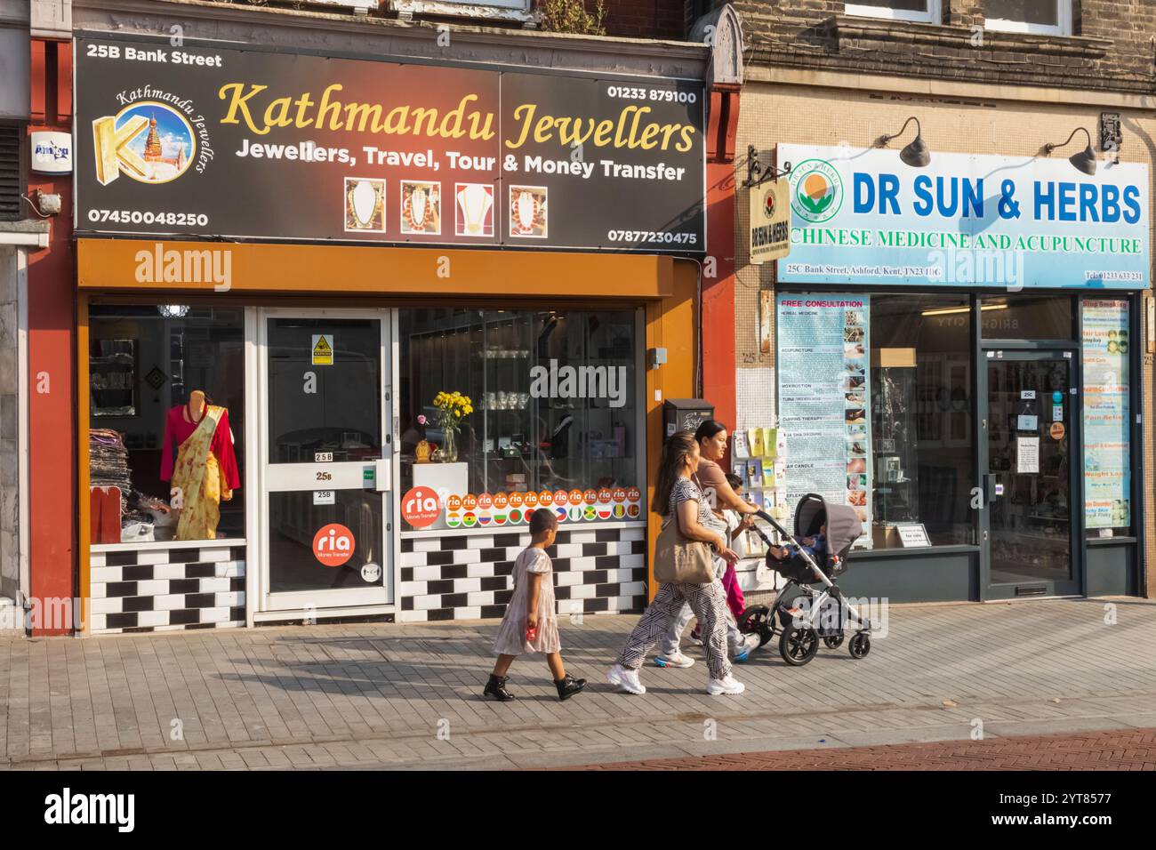 Inghilterra, Kent, Ashford, Steet Scene con negozi che vendono prodotti asiatici Foto Stock