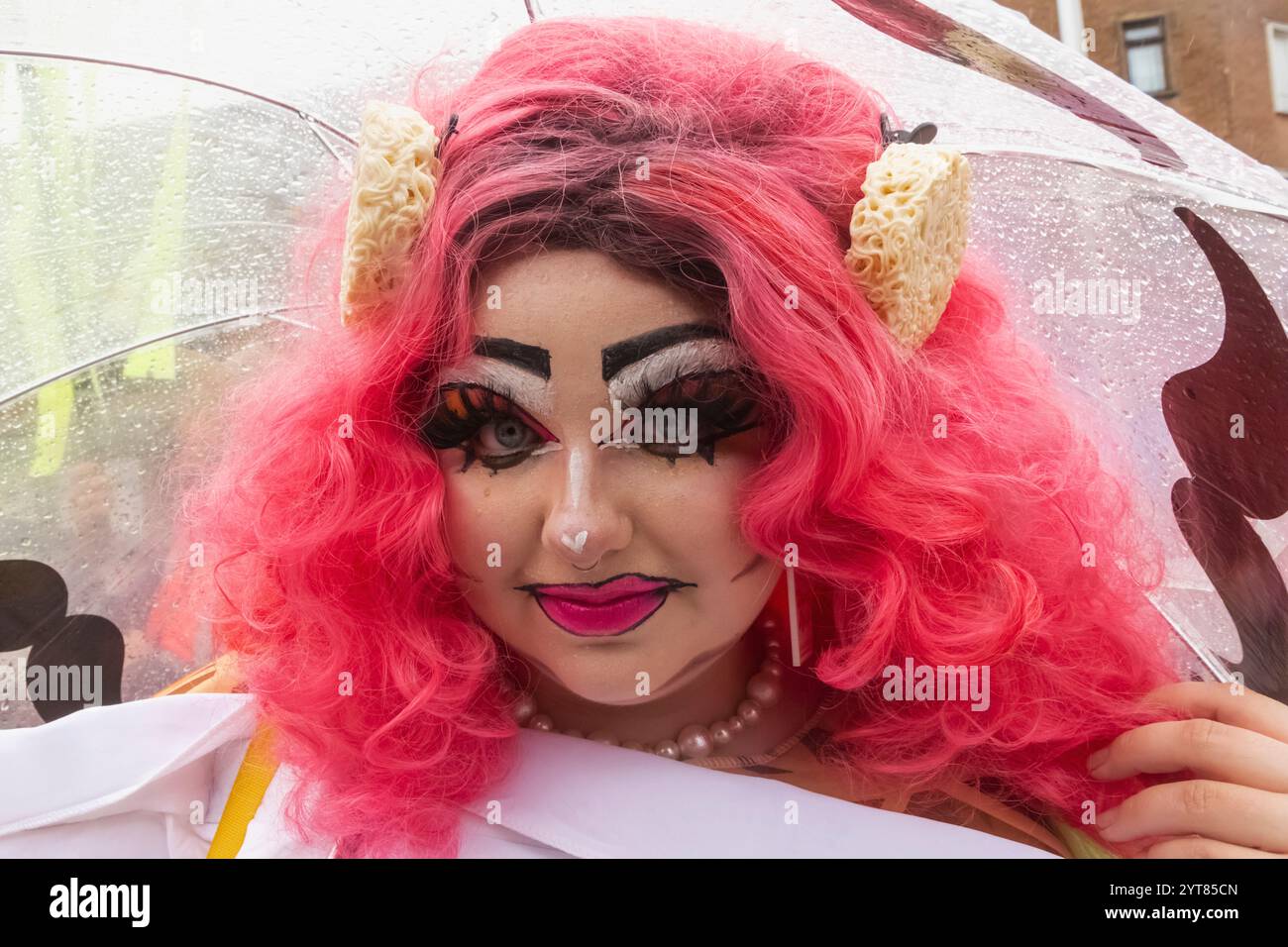 Inghilterra, Kent, dover, dover Pride Parade, Ritratto di Drag Queen che regge l'ombrello Foto Stock