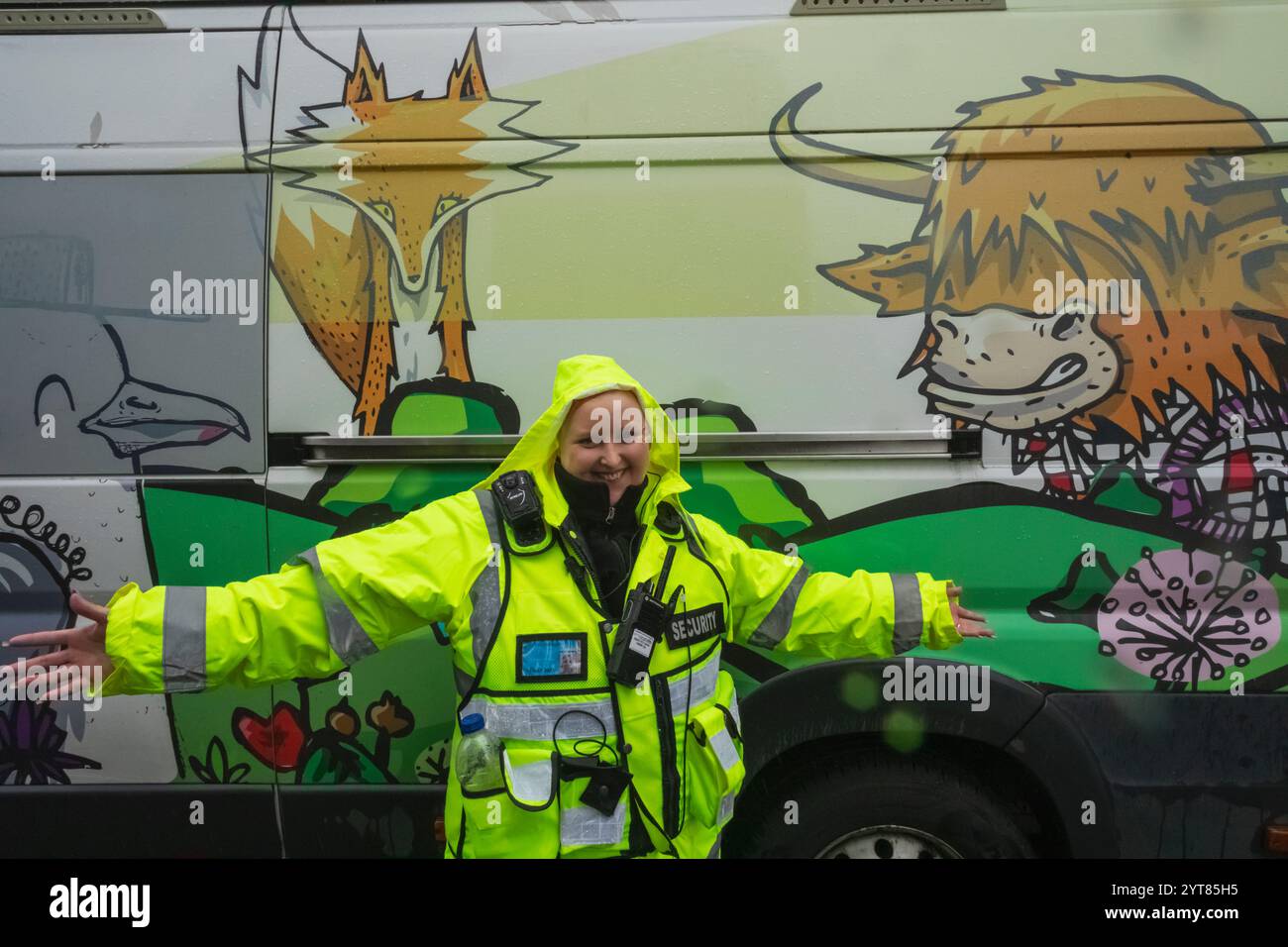 Inghilterra, Kent, dover, dover Pride Parade, colorata Guardia di sicurezza femminile Foto Stock