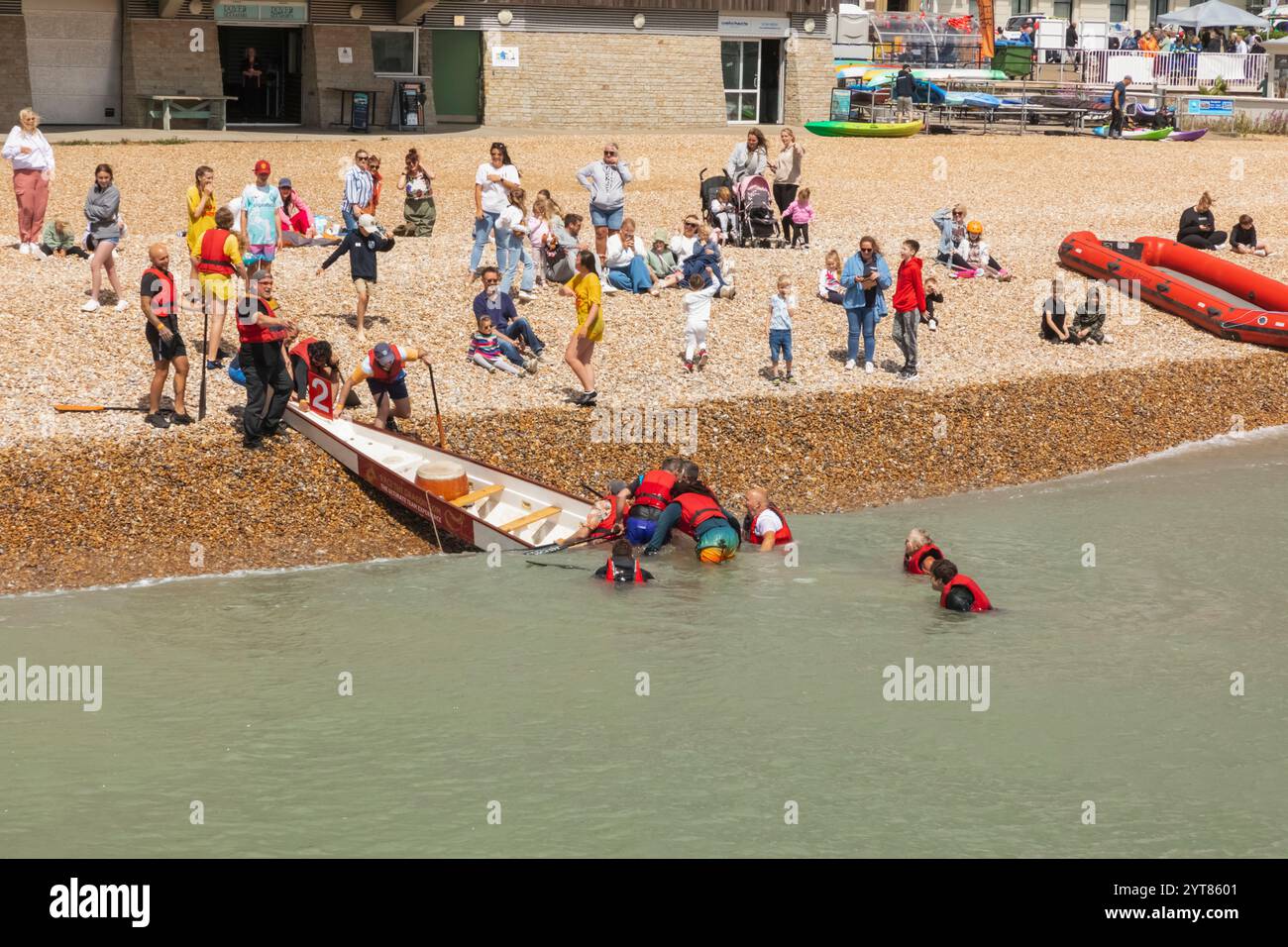 Inghilterra, Kent, dover, dover Harbour, The Beach, la regata di dover affondò la Dragon Boat mentre veniva trasportata sulla spiaggia Foto Stock