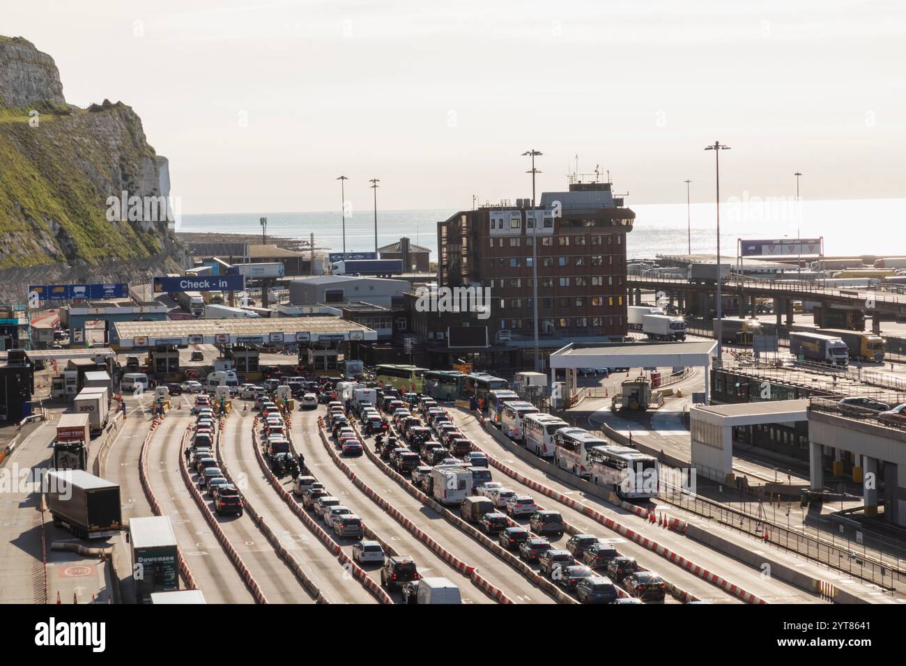 Inghilterra, Kent, dover, porto di dover, dover Docks, linea di autovetture e autocarri al Frontier Control Foto Stock