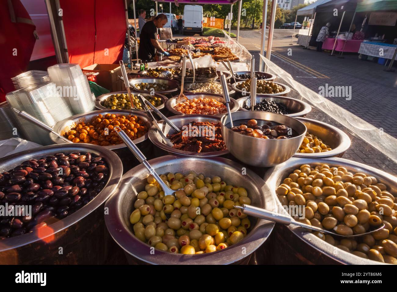 Inghilterra, Kent, Tonbridge, il mercato agricolo, esposizione di olive e dolci mediorientali Foto Stock