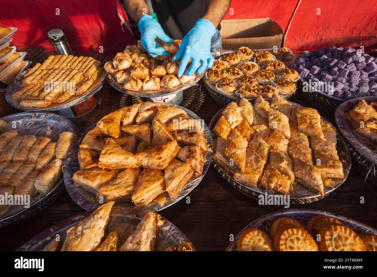 Inghilterra, Kent, Tonbridge, il mercato agricolo, esposizione di olive e dolci mediorientali Foto Stock