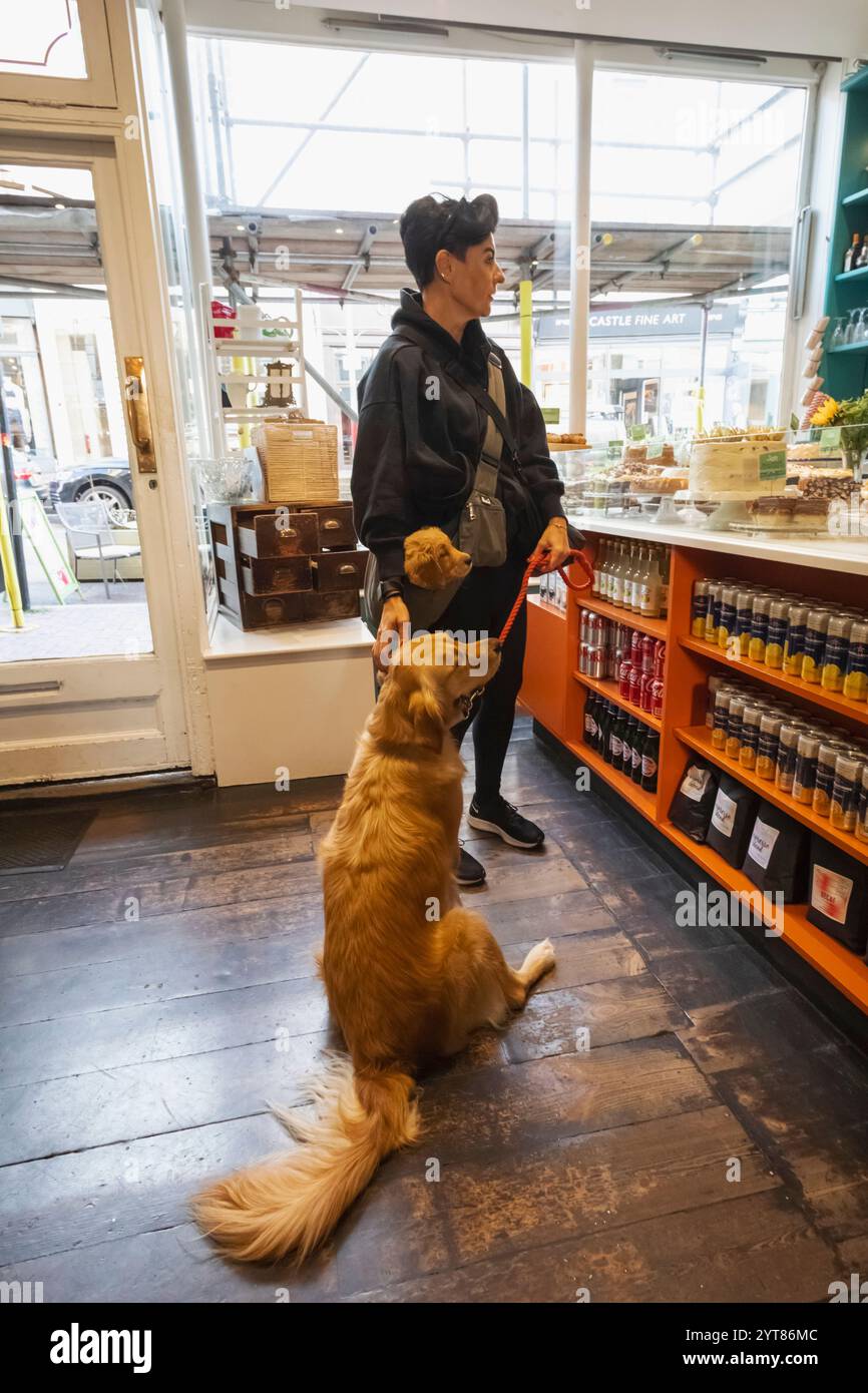 Inghilterra, Kent, Tunbridge Wells, High Street, Juliets Cafe, cliente con cani Foto Stock
