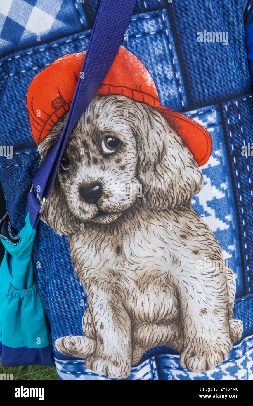 Inghilterra, Kent, Deal, Betteshanger Country Park, Pawfest, immagine del cane carino sul retro della giacca da donna Foto Stock
