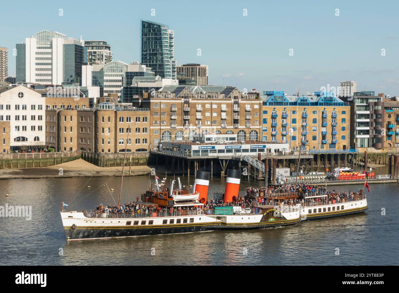 Inghilterra, Londra, gli storici edifici Waverley Paddle Steamer e Thames Riverfront Foto Stock