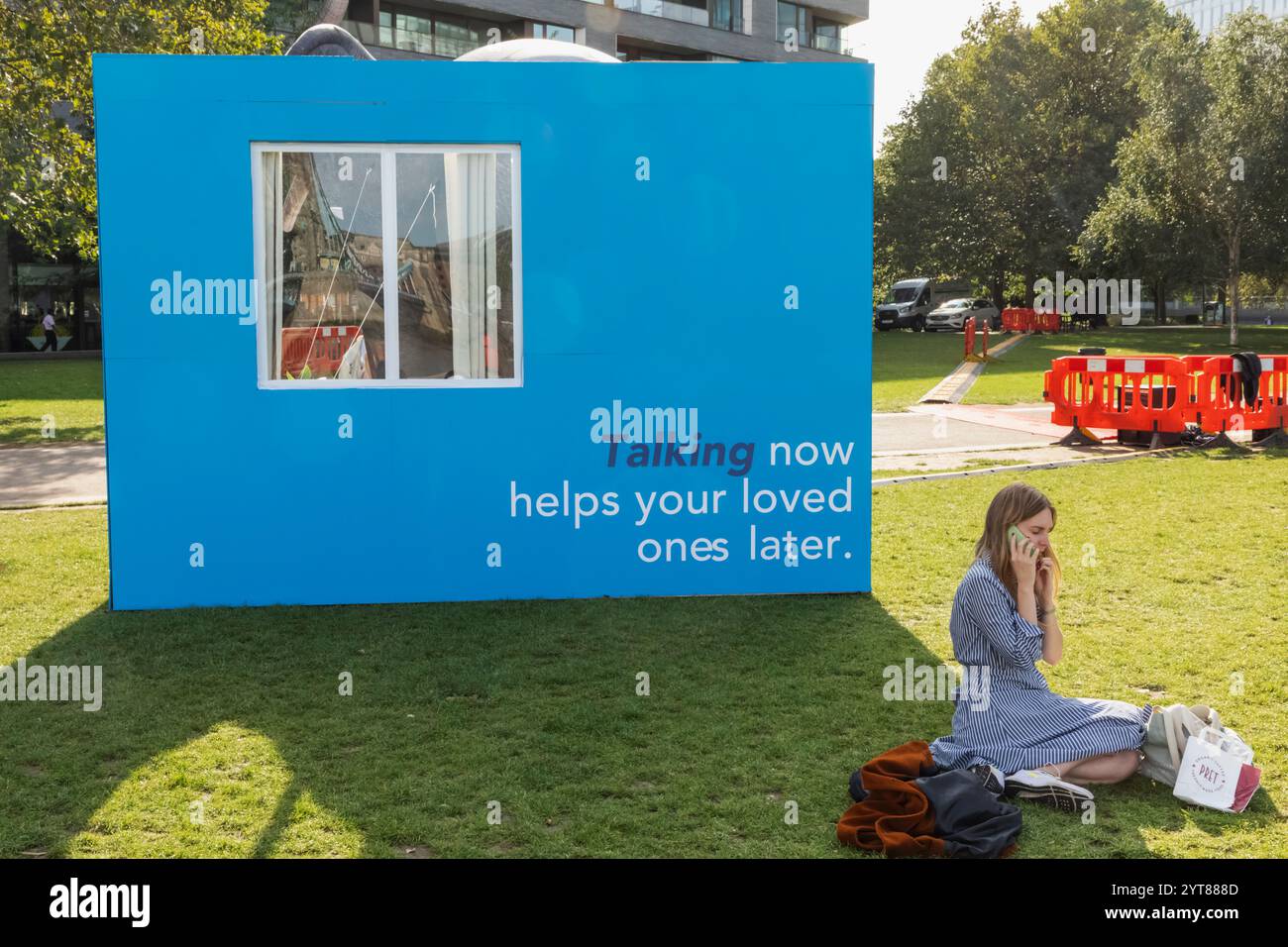 Inghilterra, Londra, Southwark, Potters Field Park, donna che parla su smartphone Foto Stock