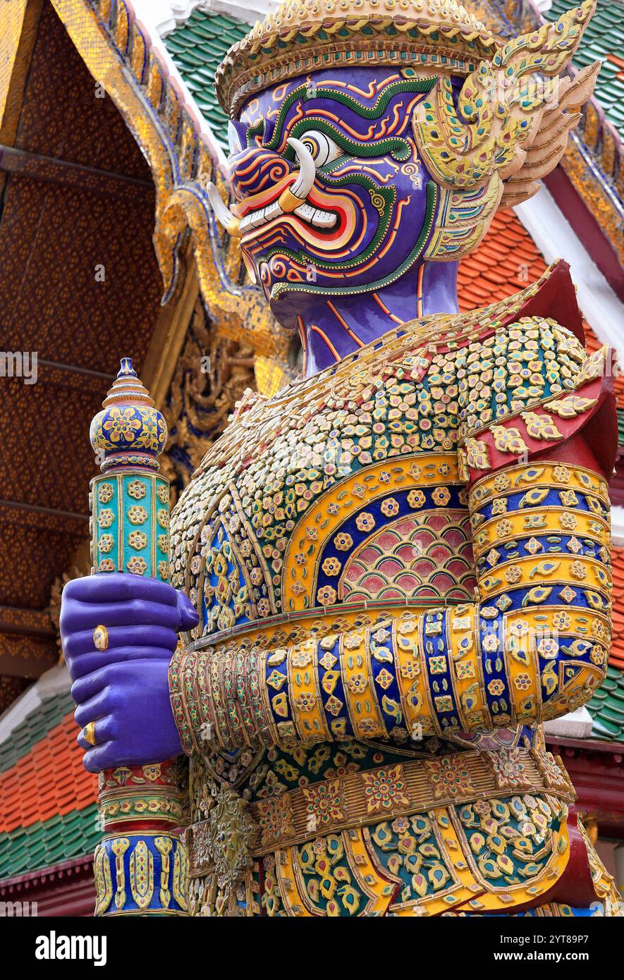 Statua guardiano di Wat Phra Kaew (Tempio del Buddha di Smeraldo) a Bangkok, Thailandia Foto Stock