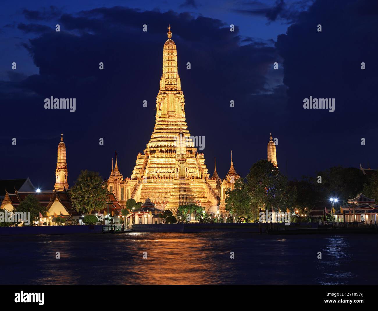 Tempio Wat Arun illuminato di notte con bei riflessi sul fiume a Bangkok, Thailandia Foto Stock