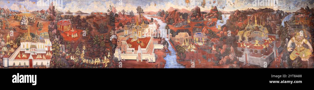 Arte buddista tailandese dipinti murali d'oro lungo le gallerie del Tempio del Buddha di Smeraldo, del Grand Palace o del Wat Phra Kaew a Bangkok, Thailandia Foto Stock