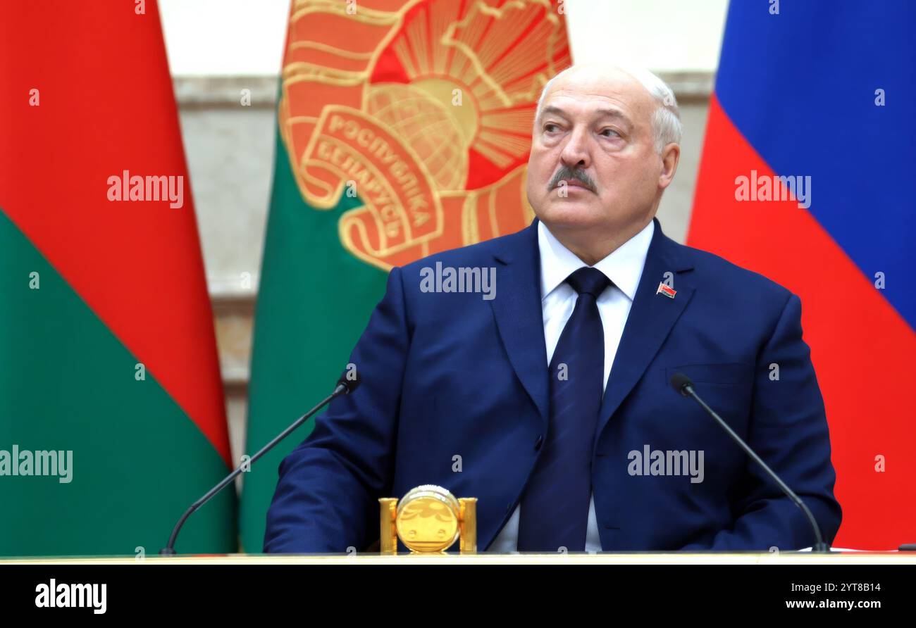 Minsk, Bielorussia. 6 dicembre 2024. Il presidente bielorusso Alexander Lukashenko ascolta una domanda durante una conferenza stampa congiunta con il presidente russo Vladimir Putin, alla conclusione del Consiglio di Stato supremo dello Stato dell'Unione di Russia e Bielorussia, il 6 dicembre 2024, a Minsk, Bielorussia. Crediti: Gavriil Grigorov/piscina del Cremlino/Alamy Live News Foto Stock