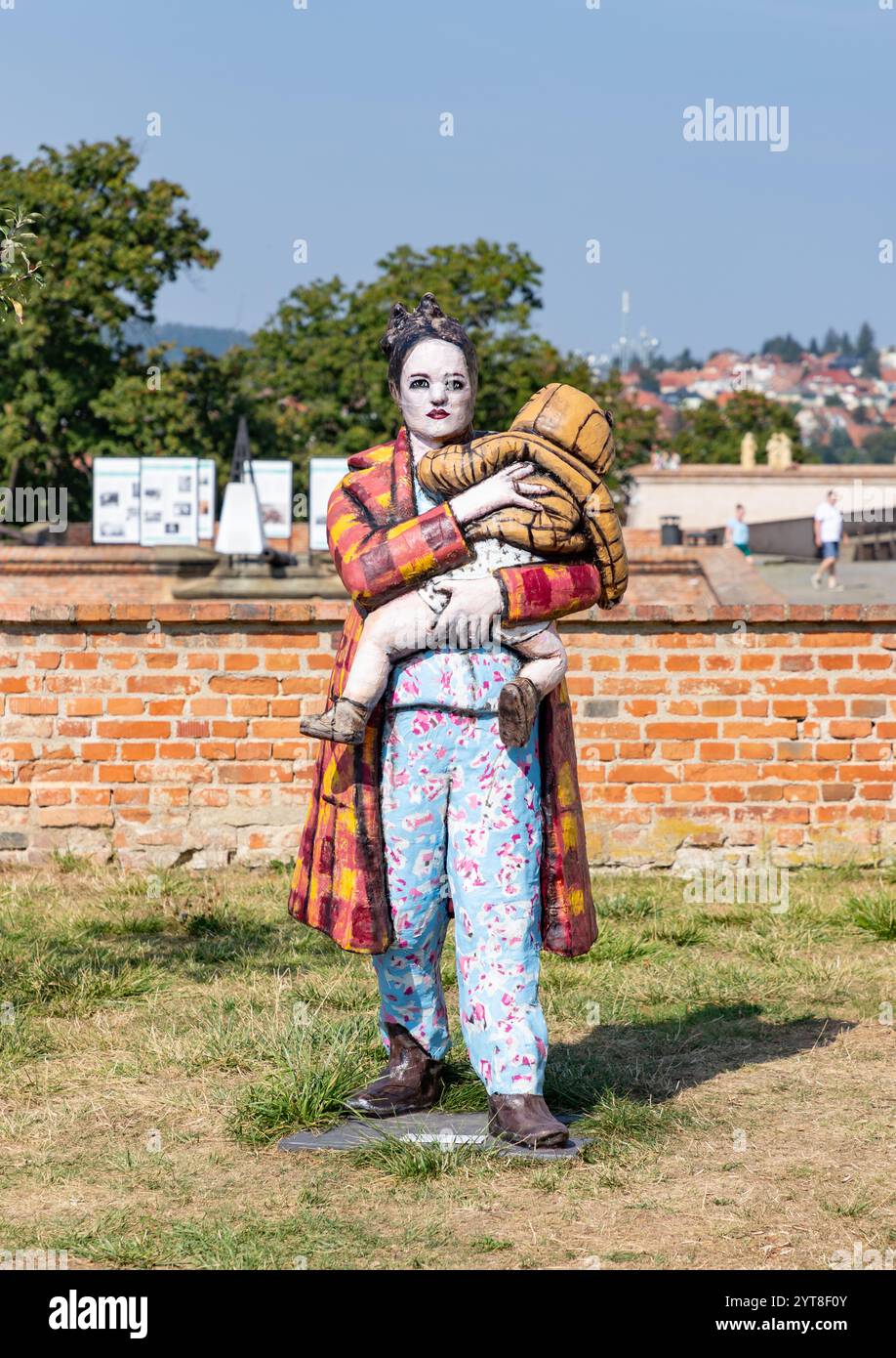 Un'immagine di una colorata scultura umana al Castello di Spilberk a Brno. Foto Stock