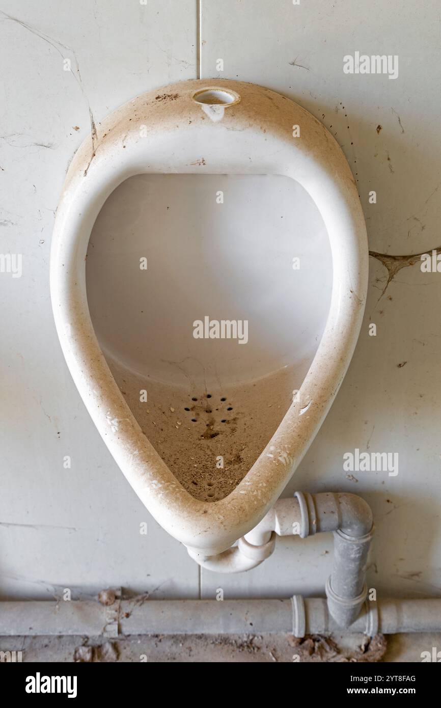 Uno sguardo all'interno di una toilette fatiscente Foto Stock