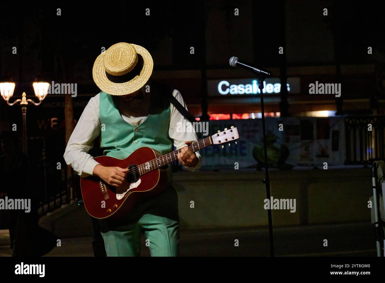 Busker suona la chitarra al Place National di Antibes nel sud della Francia. Foto Stock