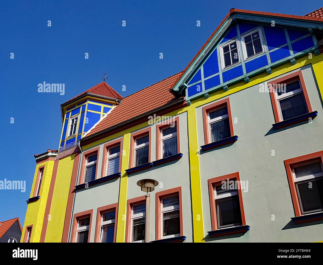 Torretta e timpano della casa d'angolo n. 6 a otto-Richter-Straße a Magdeburgo. Questa proprietà residenziale cooperativa è stata costruita negli anni '1920 secondo i principi di Neues Bauen (nuovo edificio) e progettata a colori. All'inizio degli anni '2000, le facciate colorate sono state fedelmente restaurate. Foto Stock