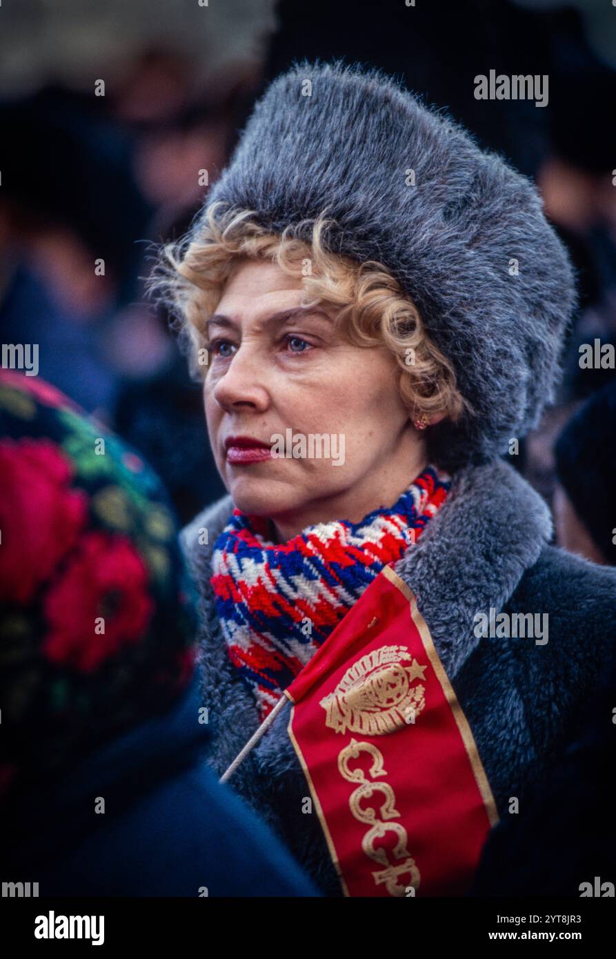 Centinaia di sostenitori filo-comunisti dell’ex Unione Sovietica si riuniscono fuori dal Parco Gorky nel centro di Mosca in occasione del 41° anniversario della morte di Stalin. Una donna di mezza età tra la folla detiene un piccolo ciondolo rosso e giallo CCCP (Unione delle Repubbliche Socialiste sovietiche, 1922-1991). 6 marzo 1994. Foto Stock