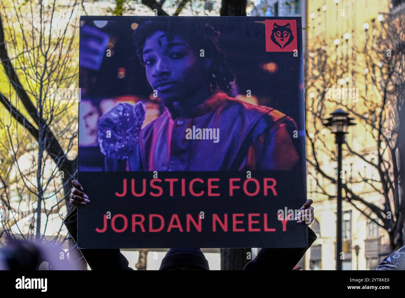 New York City, NY:6 dicembre 2024- Co-fondatore di Black Lives Matter of Greater New York Walter 'Hawk' Newsome protesta fuori dalla Manhattan Criminal Court mentre i giurati continuano le deliberazioni nel processo per omicidio colposo di Daniel Penny in relazione alla morte chokehold di Jordan Neely il 6 dicembre 2024 a New York City crediti: Katie Godowski/MediaPunch Foto Stock