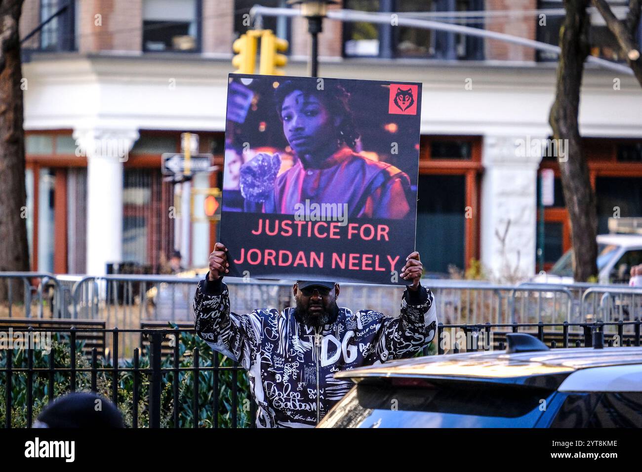New York City, NY:6 dicembre 2024- Co-fondatore di Black Lives Matter of Greater New York Walter 'Hawk' Newsome protesta fuori dalla Manhattan Criminal Court mentre i giurati continuano le deliberazioni nel processo per omicidio colposo di Daniel Penny in relazione alla morte chokehold di Jordan Neely il 6 dicembre 2024 a New York City crediti: Katie Godowski/MediaPunch Foto Stock