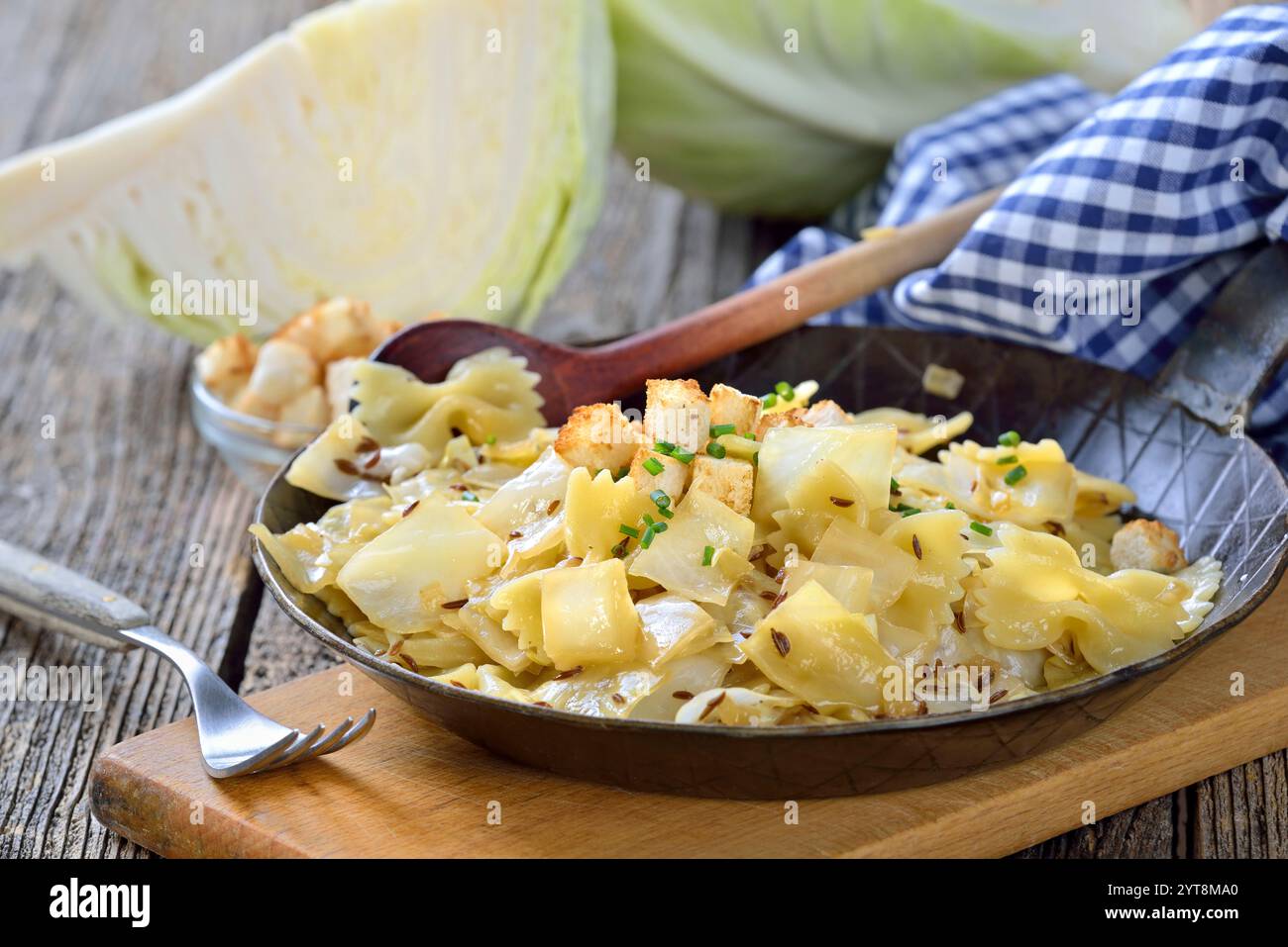 Piatto vegano: Krautfleckerl con pasta fatta di semola di grano duro e cavolo bianco a fette Foto Stock
