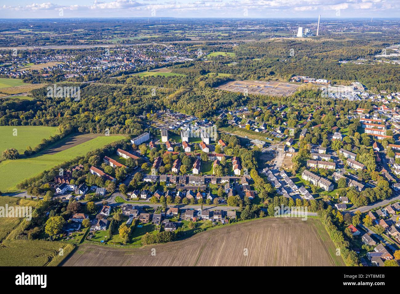 Vista aerea, case a schiera multi-famiglia sul Berliner Straße, zona residenziale con vista sul quartiere Weddinghofen, cantiere AWO Kita Lippestrol Foto Stock