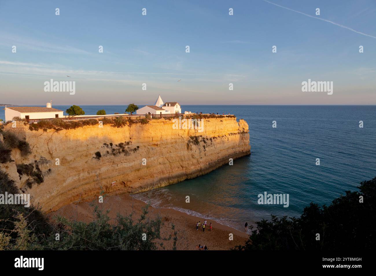 Nossa Senhora da Rocha, una piccola cappella su un promontorio a Porches nell'Algarve, Portogallo. Foto Stock