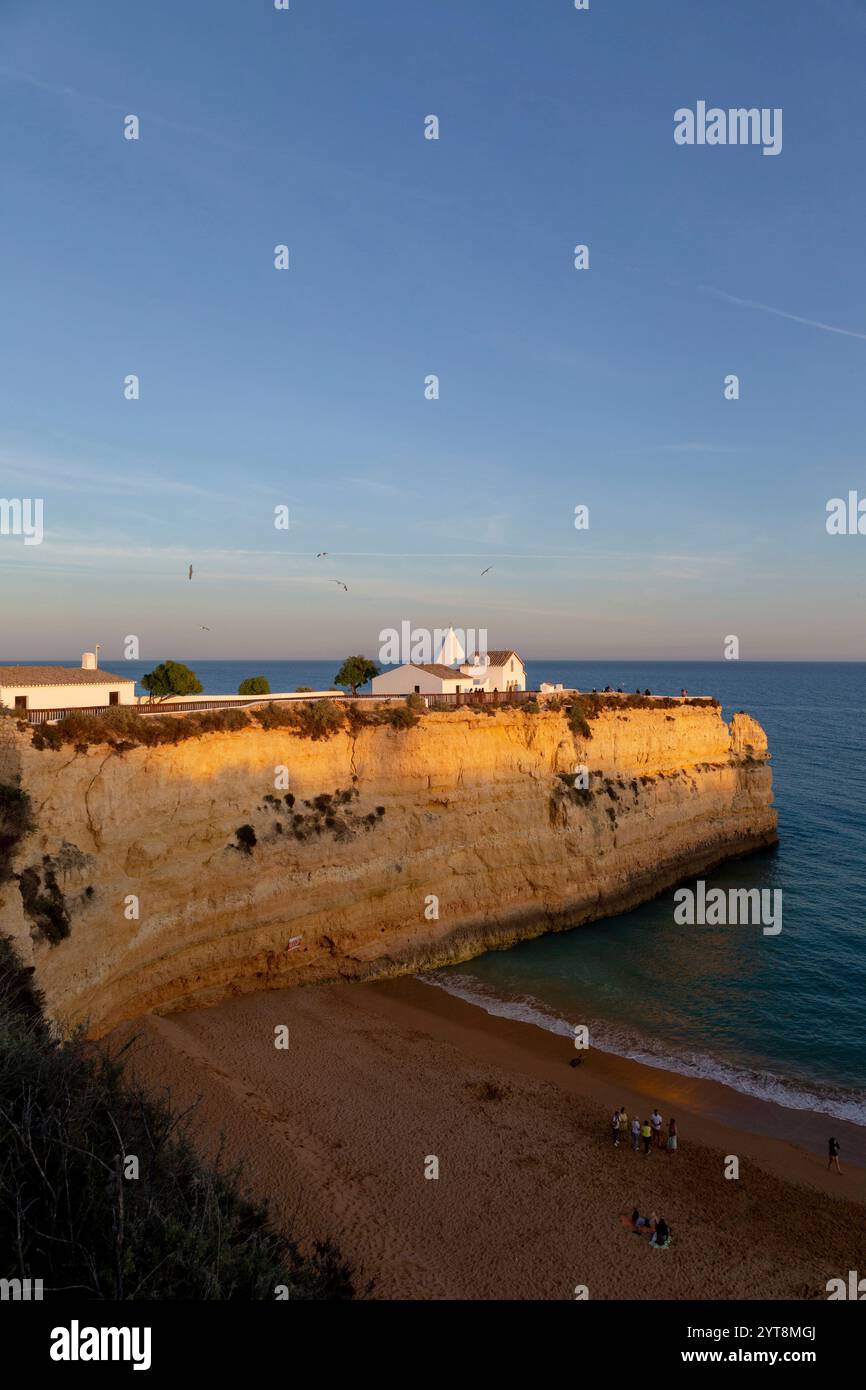 Nossa Senhora da Rocha, una piccola cappella su un promontorio a Porches nell'Algarve, Portogallo. Foto Stock