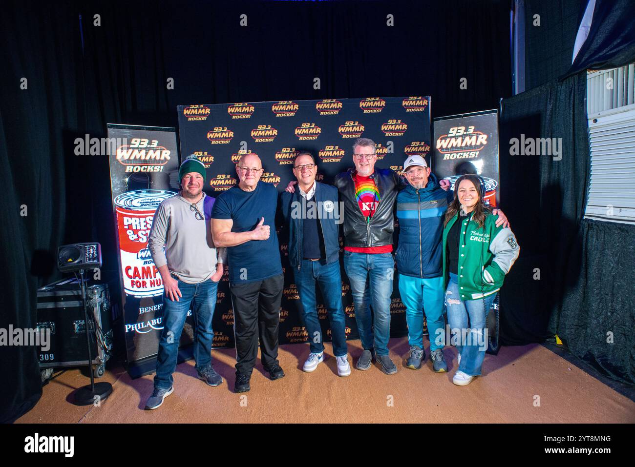 Philadelphia, Stati Uniti. 6 dicembre 2024. Il governatore della Pennsyvania Josh Shapiro dona cibo e chiacchiere con Preston e Steve della WMMR radio durante Camp Out for Hunger Day Five venerdì 6 dicembre 2024 a Philadelphia, Pennsylvania Camp Out for Hunger è un evento della durata di una settimana e trasmesso in diretta dalla stazione radio WMMR a beneficio della Philabundance mentre ricevono donazioni per i meno fortunati. È la più grande organizzazione di beneficenza per la raccolta di cibo negli Stati Uniti. Crediti: William Thomas Cain/Alamy Live News Foto Stock