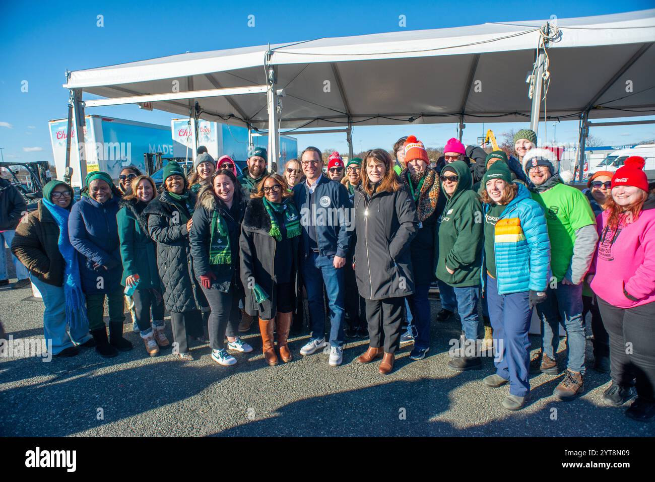 Philadelphia, Stati Uniti. 6 dicembre 2024. Il governatore della Pennsyvania Josh Shapiro dona cibo e chiacchiere con Preston e Steve della WMMR radio durante Camp Out for Hunger Day Five venerdì 6 dicembre 2024 a Philadelphia, Pennsylvania Camp Out for Hunger è un evento della durata di una settimana e trasmesso in diretta dalla stazione radio WMMR a beneficio della Philabundance mentre ricevono donazioni per i meno fortunati. È la più grande organizzazione di beneficenza per la raccolta di cibo negli Stati Uniti. Crediti: William Thomas Cain/Alamy Live News Foto Stock