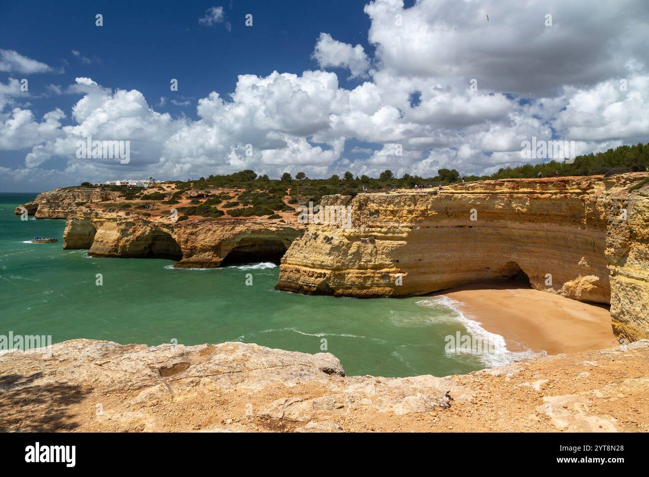 Paesaggio costiero sulla costa meridionale dell'Algarve, Portogallo. Foto Stock