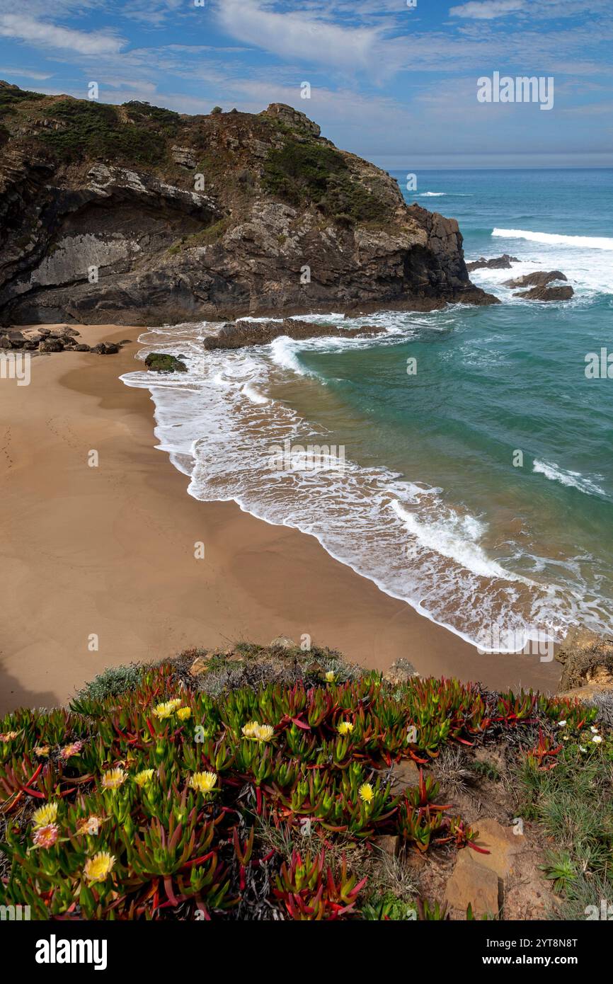 Spiaggia sulla costa atlantica vicino a Praia de Odeceixe nell'Algarve, Portogallo. Foto Stock