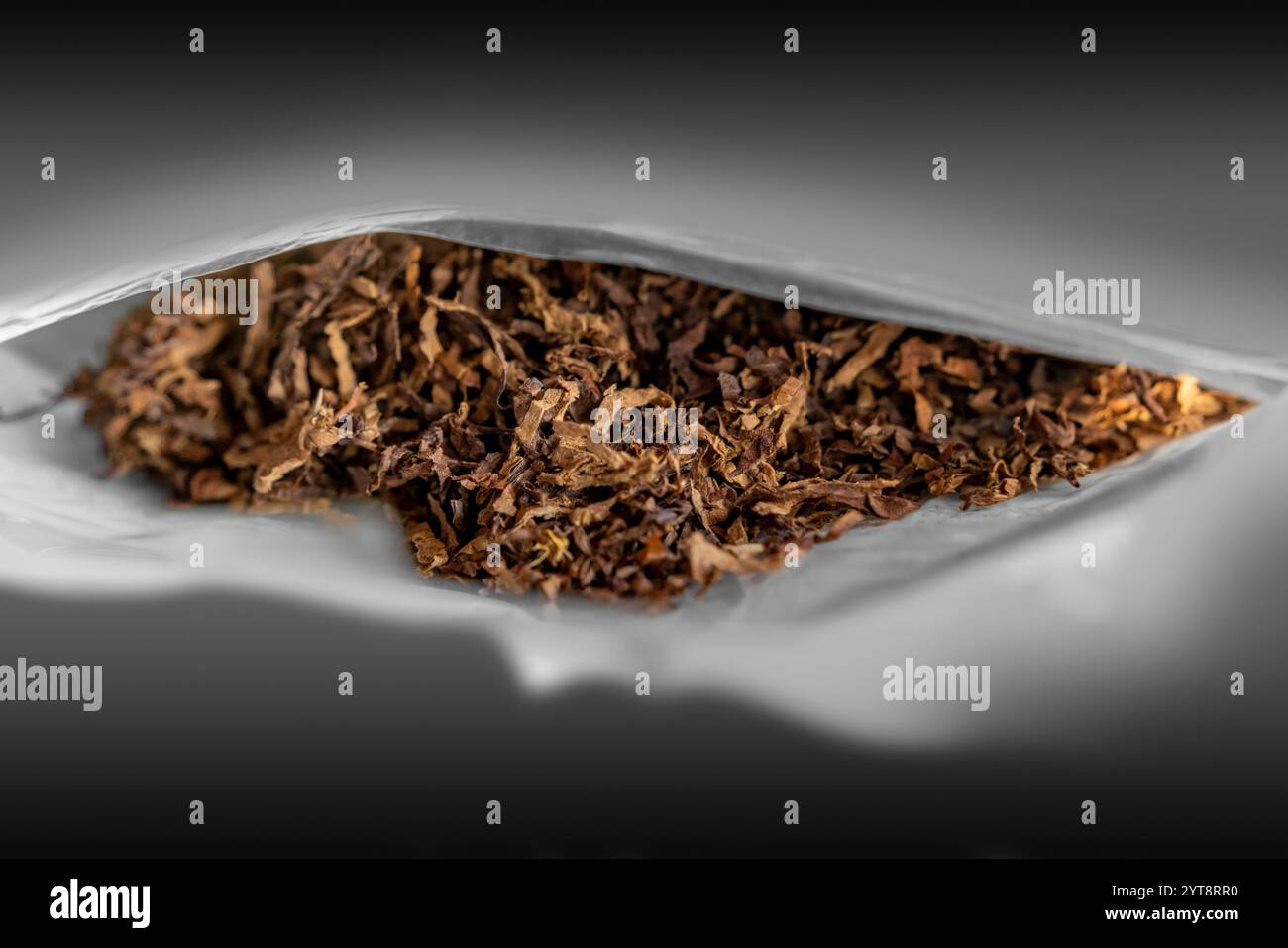 Colpo di primo piano che mostra del tabacco in un sacchetto Foto Stock