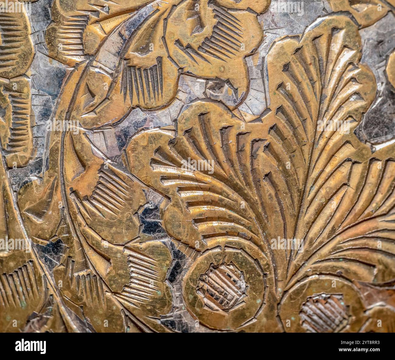 Primo piano a cornice di un ornamento floreale metallizzato Foto Stock
