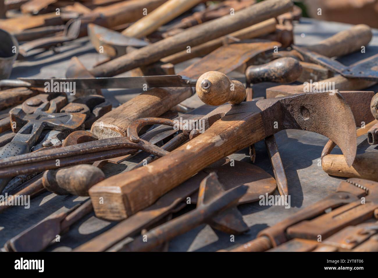 Molti vecchi attrezzi usati in un ambiente soleggiato Foto Stock