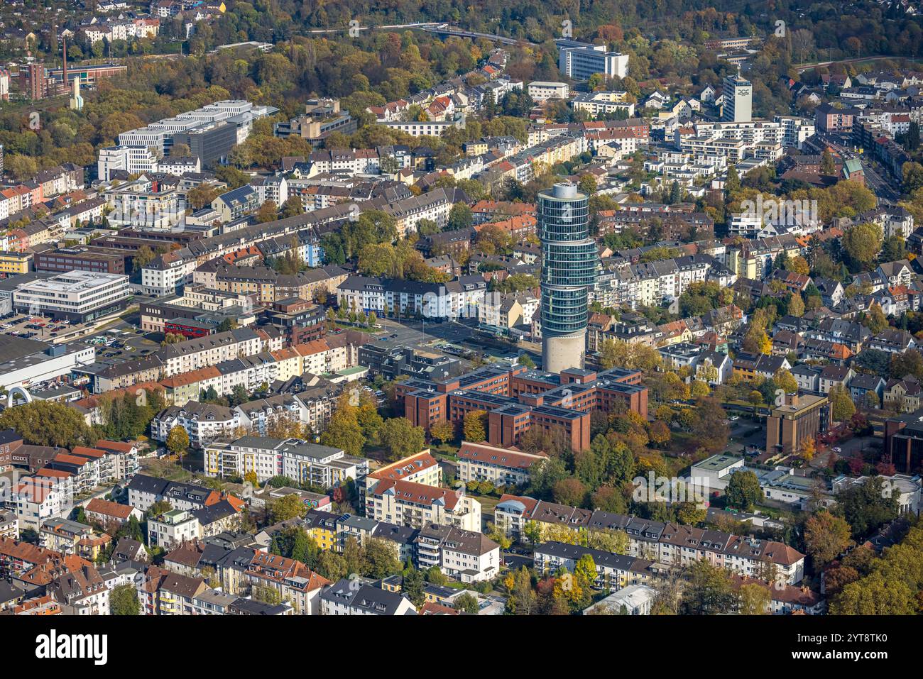 Vista aerea, eccentrico edificio su Universitätsstraße, futuristico e alto edificio per uffici, centro lavoro e agenzia di collocamento, edificio residenziale Foto Stock