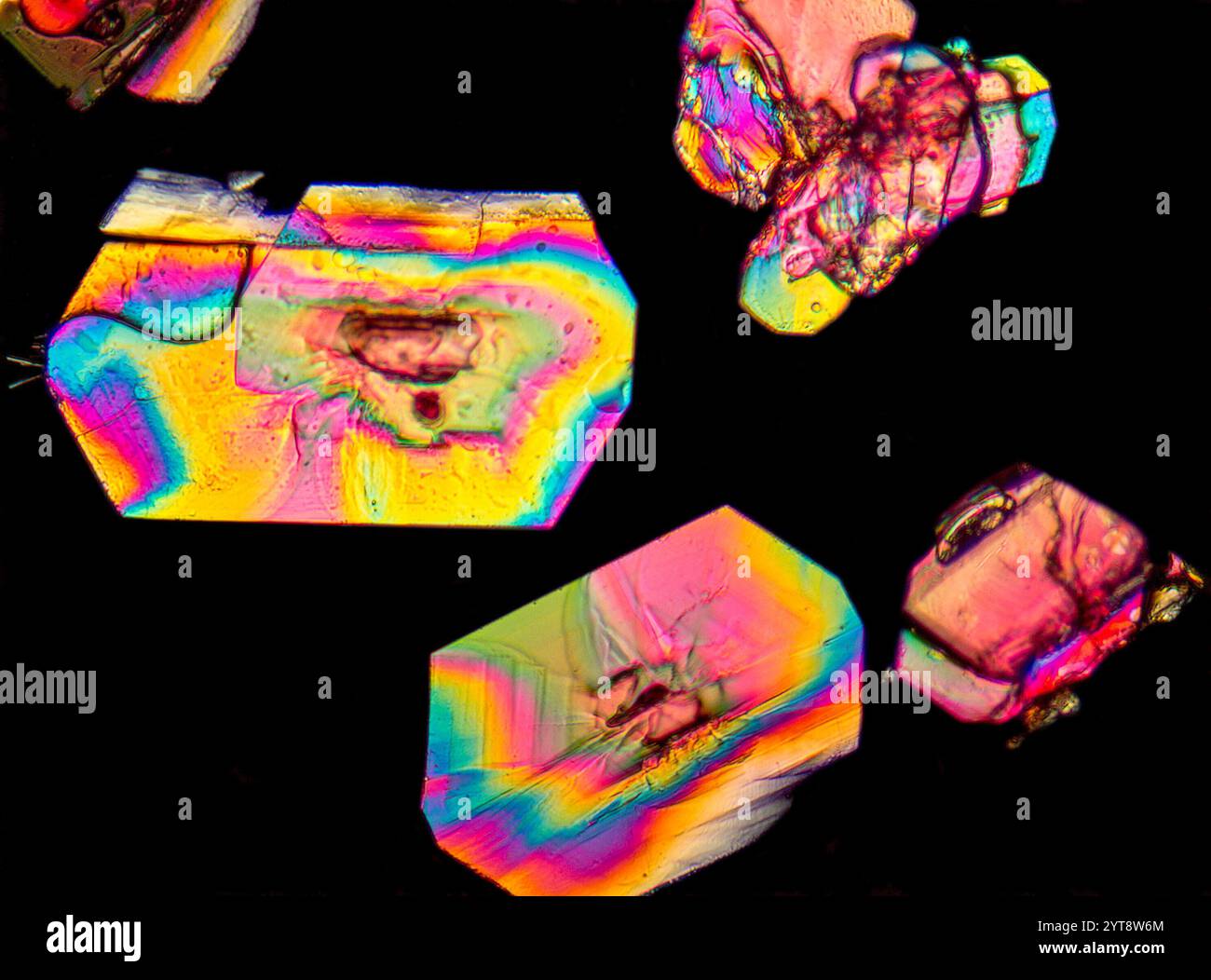 Foto microscopica che mostra microcristalli colorati con luce polarizzata Foto Stock