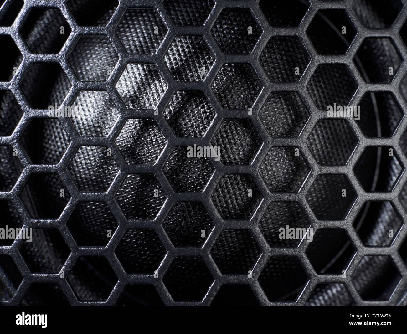 Griglia nera full frame con dettagli dell'altoparlante sul retro scuro Foto Stock