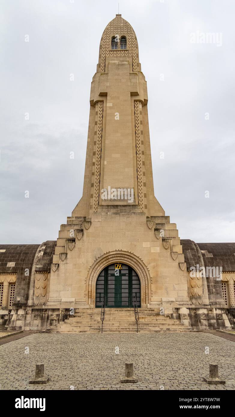 Ingresso del Douaumont Ossuary, un memoriale situato vicino a Verdun in Francia Foto Stock