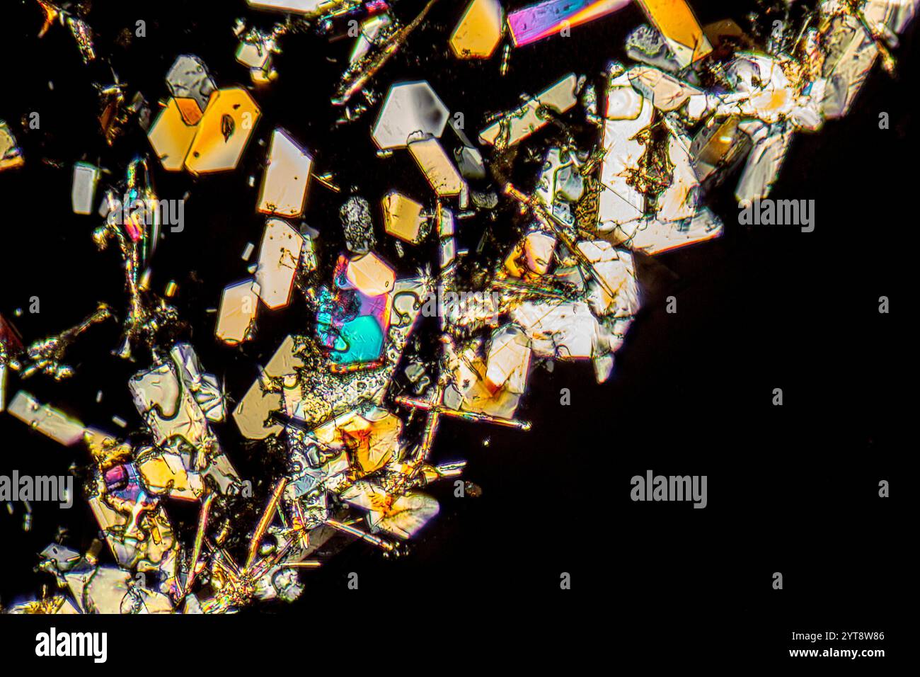 Foto microscopica che mostra microcristalli colorati con luce polarizzata Foto Stock