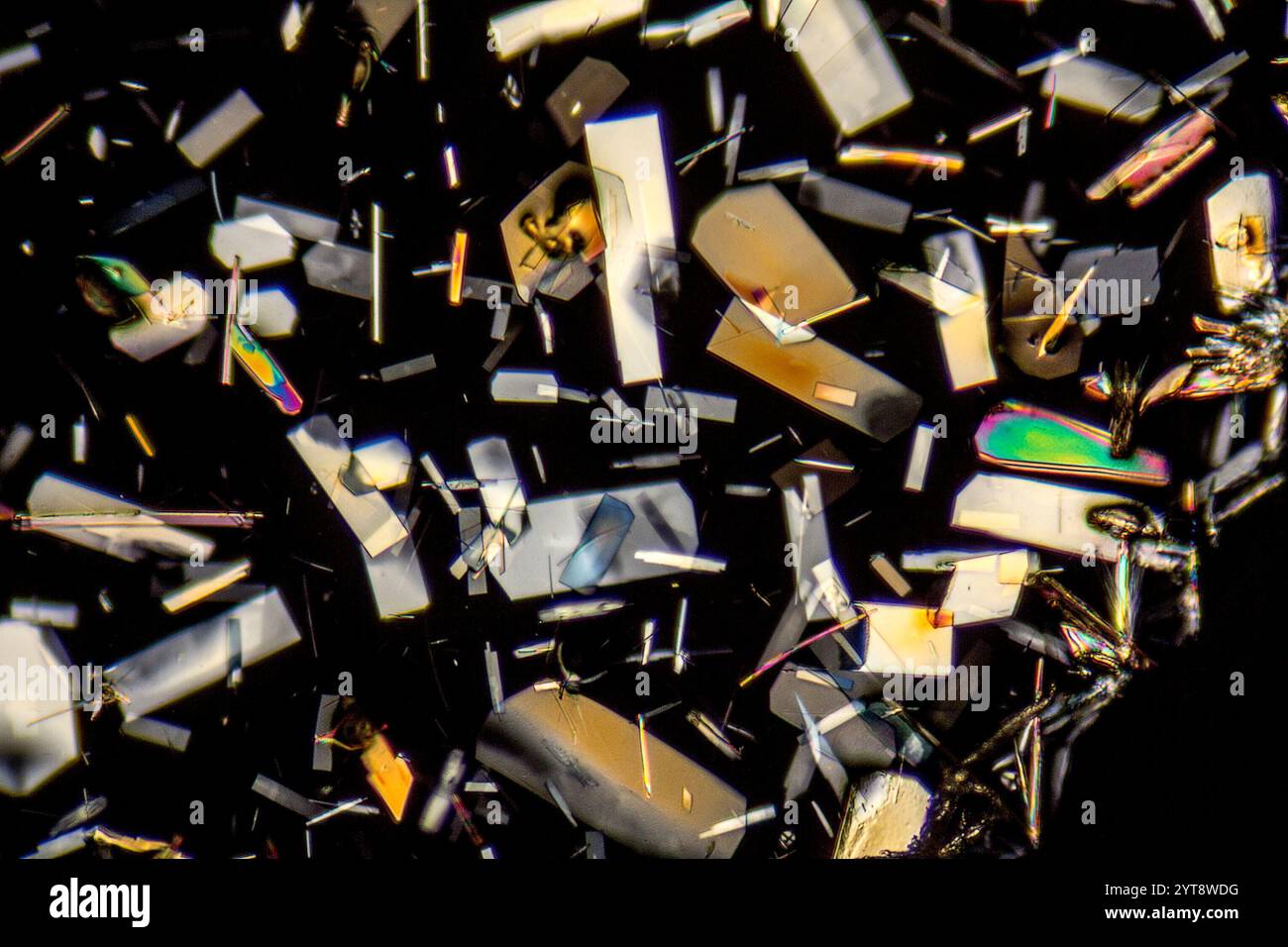 Foto microscopica che mostra microcristalli colorati con luce polarizzata Foto Stock