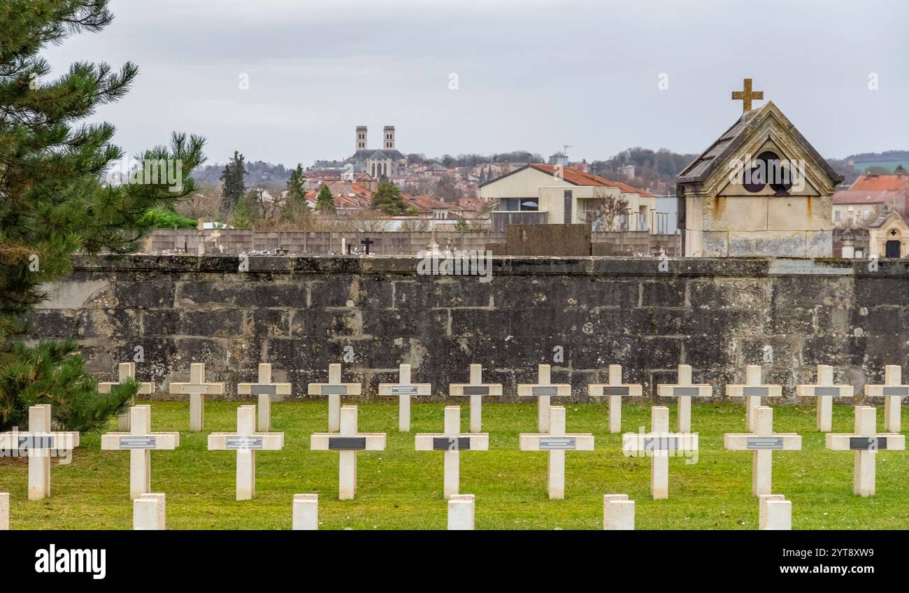Impressione intorno al cimitero militare di Verdun, una grande città nel dipartimento della Mosa nel Grand Est, nel nord-est della Francia Foto Stock